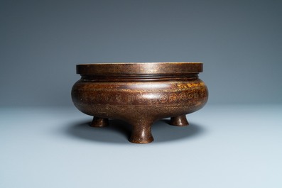 Een Chinese deels vergulde bronzen driepotige wierookbrander, Xuande merk, Qing