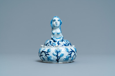 Un beurrier en fa&iuml;ence de Delft en bleu et blanc en forme de sir&egrave;ne, 18&egrave;me