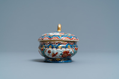 Une bo&icirc;te &agrave; &eacute;pices couverte en fa&iuml;ence de Delft polychrome et dor&eacute;e, 18&egrave;me