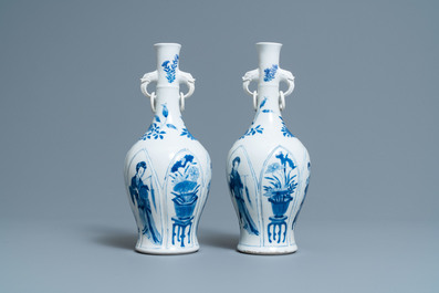 Een paar Chinese blauw-witte vazen met olifantenoren, Kangxi