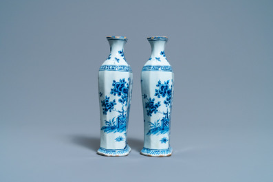 Une paire de vases en fa&iuml;ence de Delft en bleu et blanc et une assiette 'queue de paon' polychrome, 18&egrave;me