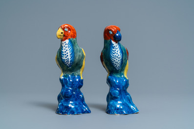 Een paar polychrome Delftse modellen van papegaaien, 18e eeuw