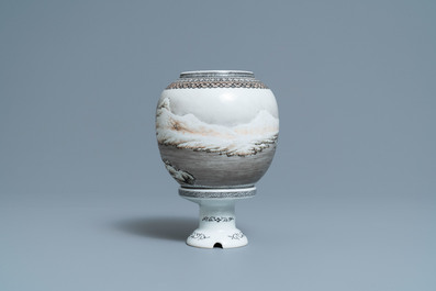 Une lanterne en porcelaine de Chine coquille d'oeuf &agrave; d&eacute;cor d'un paysage hivernale, R&eacute;publique