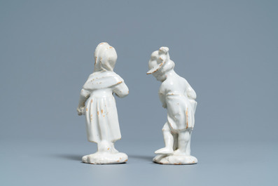 Twee wit Delftse figuren van een jongen en een meisje, 18e eeuw