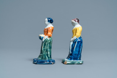 Une paire de figures de marchandes en fa&iuml;ence de Delft polychrome, 18&egrave;me