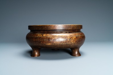 Un br&ucirc;le-parfum tripod en bronze partiellement dor&eacute;, marque de Xuande, Qing