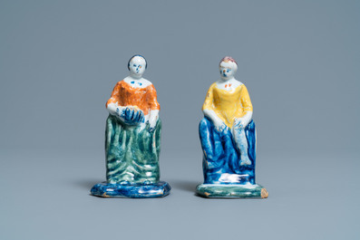 Une paire de figures de marchandes en fa&iuml;ence de Delft polychrome, 18&egrave;me