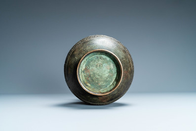 Un vase de forme 'hu' en bronze, Chine, 17/18&egrave;me