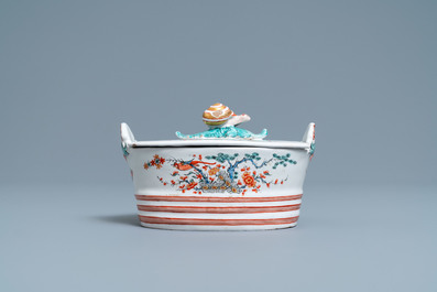 Un beurrier au fretel en forme d'escargot en fa&iuml;ence de Delft polychrome petit feu de style Kakiemon, 18&egrave;me