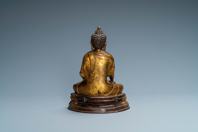 A Sino-Tibetan gilt bronze figure of Buddha Shakyamuni, 18/19th C.