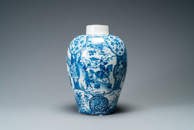 Un grand vase exceptionnel en fa&iuml;ence de Delft en bleu et blanc &agrave; d&eacute;cor de chinoiserie, 17/18&egrave;me