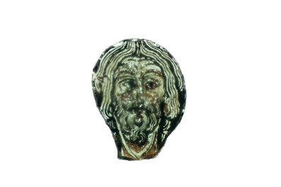 Een Romaans beschilderd glasfragment met het hoofd van Christus, Frankrijk, 11/12e eeuw