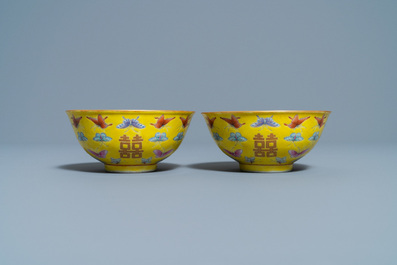 Une paire de bols aux papillons en porcelaine de Chine famille rose &agrave; fond jaune, marque de Tongzhi, 20&egrave;me