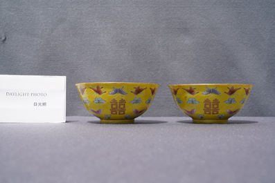 Une paire de bols aux papillons en porcelaine de Chine famille rose &agrave; fond jaune, marque de Tongzhi, 20&egrave;me