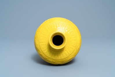 Un vase de forme 'meiping' en porcelaine de Chine jaune monochrome, R&eacute;publique