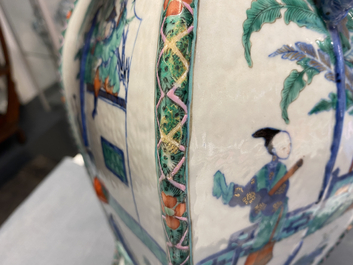 Un vase en porcelaine de Chine doucai &agrave; d&eacute;cor d'une sc&egrave;ne du 'Xi Xiang Ji', Qianlong/Jiaqing