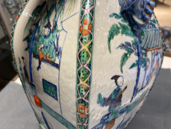 Un vase en porcelaine de Chine doucai &agrave; d&eacute;cor d'une sc&egrave;ne du 'Xi Xiang Ji', Qianlong/Jiaqing