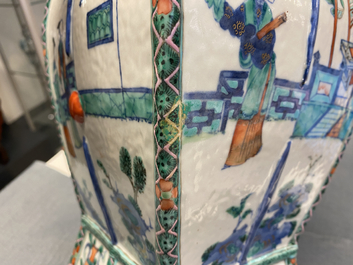 Un vase en porcelaine de Chine doucai &agrave; d&eacute;cor d'une sc&egrave;ne du 'Xi Xiang Ji', Qianlong/Jiaqing