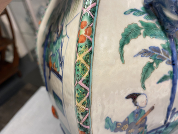 Un vase en porcelaine de Chine doucai &agrave; d&eacute;cor d'une sc&egrave;ne du 'Xi Xiang Ji', Qianlong/Jiaqing