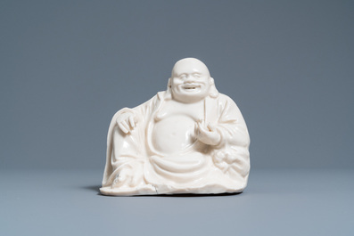 Une figure de Bouddha en porcelaine blanc de Chine de Dehua, 18/19&egrave;me