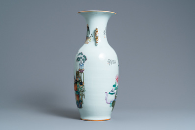 Un vase &agrave; d&eacute;cor biface en porcelaine de Chine famille rose, 19/20&egrave;me