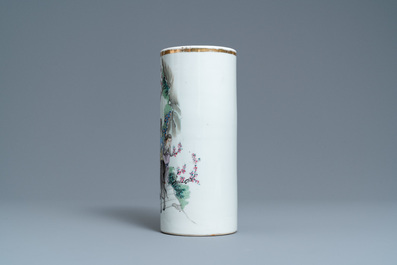 Un porte-chapeau en porcelaine de Chine qianjiang cai et cinq pi&egrave;ces en famille rose, 19/20&egrave;me