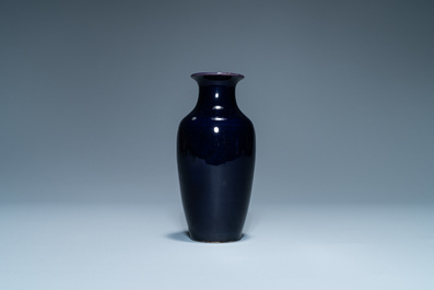 Un vase en porcelaine de Chine aubergine monochrome, Kangxi