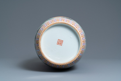 Un vase en porcelaine de Chine famille rose, marque de Qianlong, R&eacute;publique