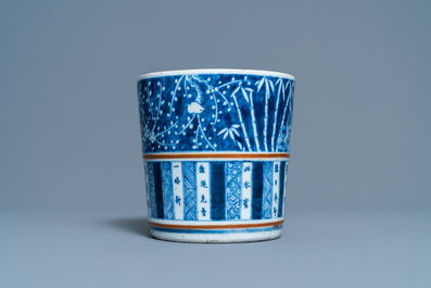 Un pot &agrave; pinceaux en porcelaine de Chine en bleu et blanc, 18/19&egrave;me