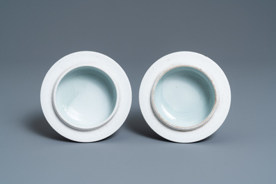 Une paire de pots couverts en porcelaine de Chine wucai, 19/20&egrave;me