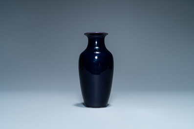 Un vase en porcelaine de Chine aubergine monochrome, Kangxi