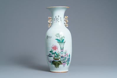 Un vase &agrave; d&eacute;cor biface en porcelaine de Chine famille rose, 19/20&egrave;me