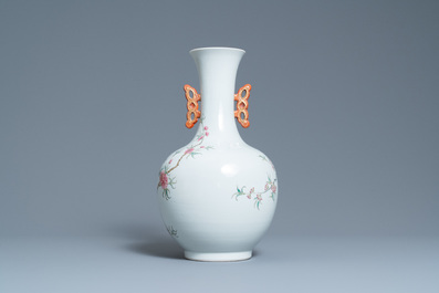 Een Chinese flesvormige famille rose vaas, Hongxian merk, Republiek