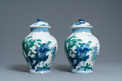 A pair of Chinese wucai vases and covers, 19/20th C.