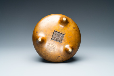 Un br&ucirc;le-parfum tripod en bronze, Chine, marque de Xuande, 18&egrave;me