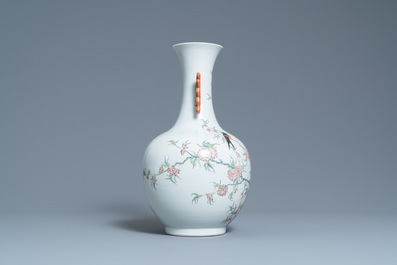 Un vase en porcelaine de Chine famille rose, marque de Hongxian, R&eacute;publique