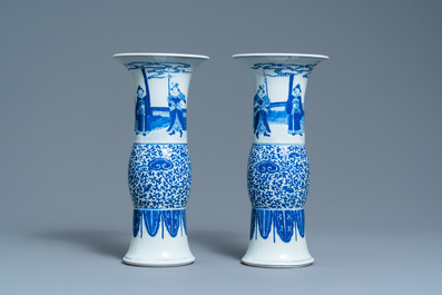 Une paire de vases en porcelaine de Chine en bleu et blanc, Guangxu