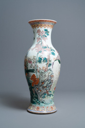 Un grand vase en porcelaine de Chine famille rose &agrave; d&eacute;cor d'immortels, R&eacute;publique