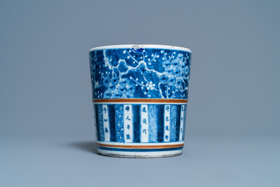 Un pot &agrave; pinceaux en porcelaine de Chine en bleu et blanc, 18/19&egrave;me