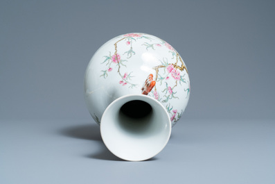 Un vase en porcelaine de Chine famille rose, marque de Hongxian, R&eacute;publique