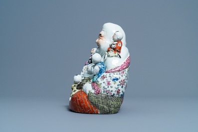 Une figure de Bouddha en porcelaine de Chine famille rose, marque en creux, 19/20&egrave;me