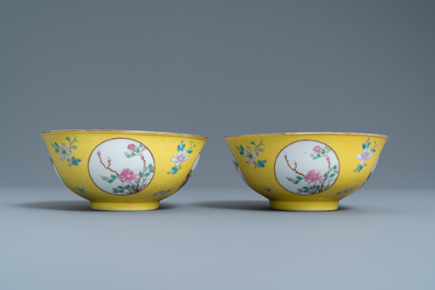 Une paire de bols en porcelaine de Chine famille rose &agrave; fond jaune sgraffito, marque et &eacute;poque de Guangxu