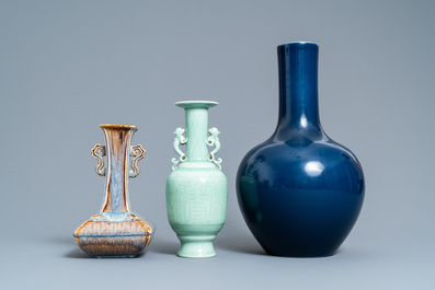 Deux vases en porcelaine de Chine monochrome et un &agrave; &eacute;mail flamb&eacute;, 19/20&egrave;me