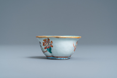 Un porte-chapeau en porcelaine de Chine qianjiang cai et cinq pi&egrave;ces en famille rose, 19/20&egrave;me