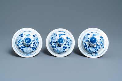 Trois vases couverts en porcelaine de Chine en bleu et blanc, marque de Kangxi, 19&egrave;me