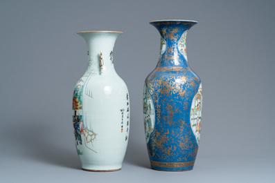 Un vase en porcelaine de Chine famille verte &agrave; fond bleu poudr&eacute; et un vase en famille rose, 19&egrave;me