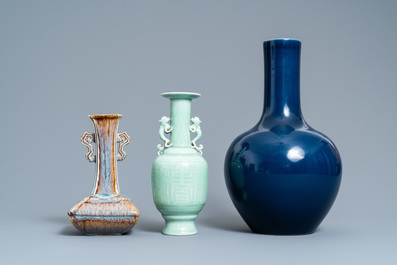 Deux vases en porcelaine de Chine monochrome et un &agrave; &eacute;mail flamb&eacute;, 19/20&egrave;me