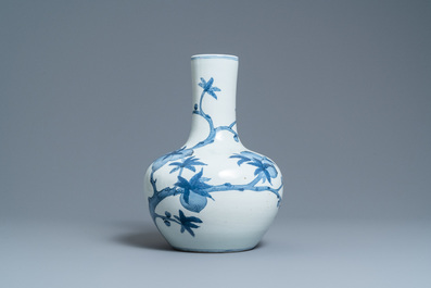 Een Chinese blauw-witte 'tianqiu ping' 'negen perziken' vaas, Qianlong merk, 20e eeuw