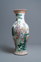 Un grand vase en porcelaine de Chine famille rose &agrave; d&eacute;cor d'immortels, R&eacute;publique