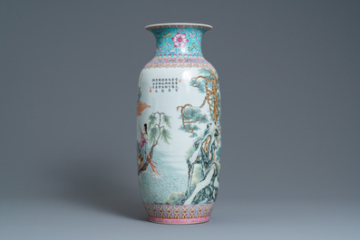 Un vase en porcelaine de Chine famille rose, marque de Qianlong, R&eacute;publique